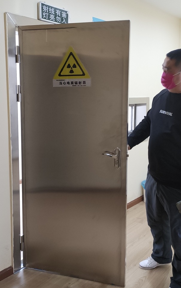 技術(shù)人員對鉛門進行檢測 技術(shù)人員對鉛門進行檢測