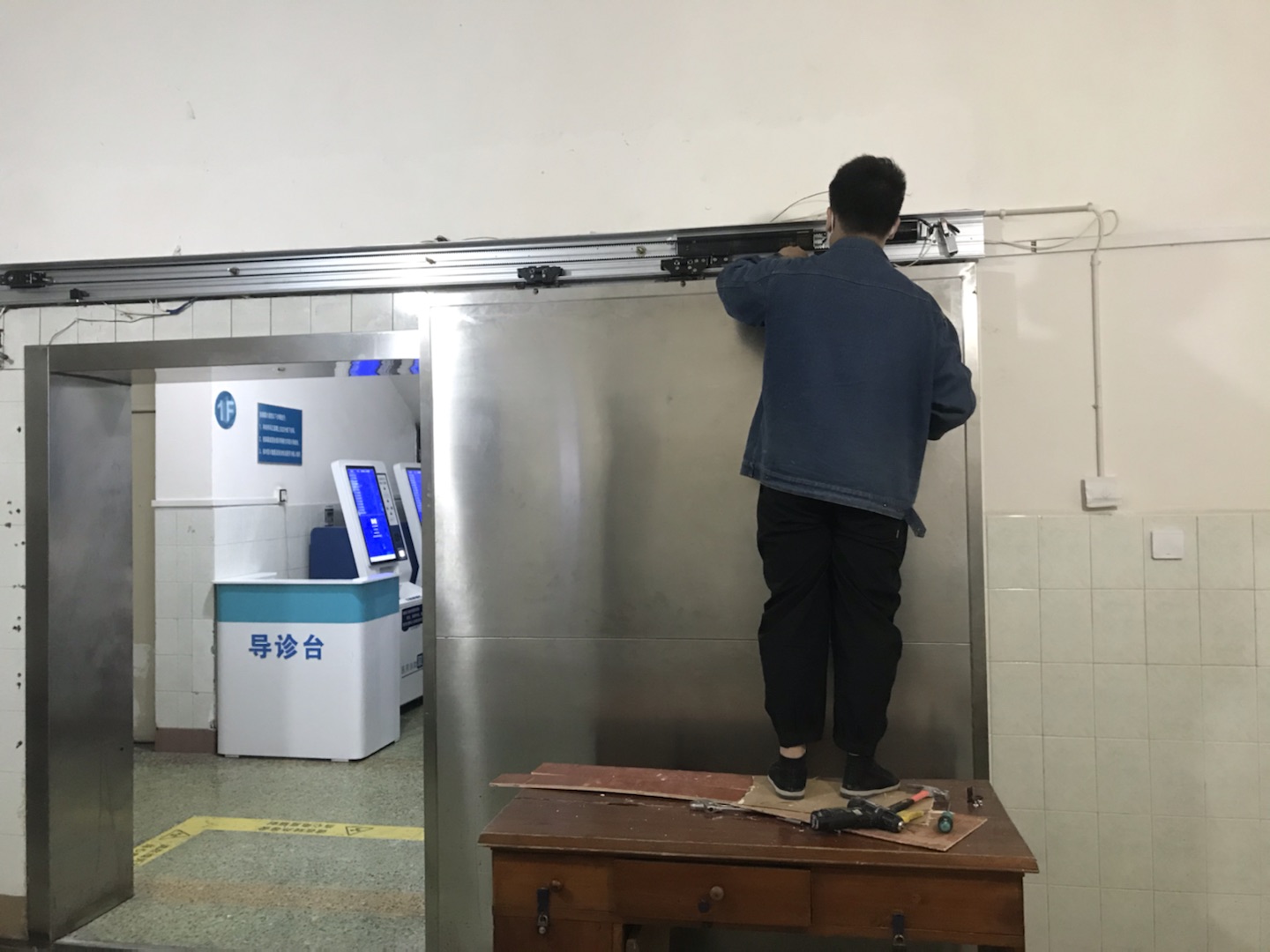 面對四川地區(qū)頻繁的地震，應該如何延長防輻射鉛門的使用壽命呢